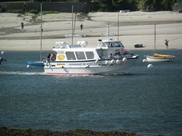  Bateau de promenades en mer